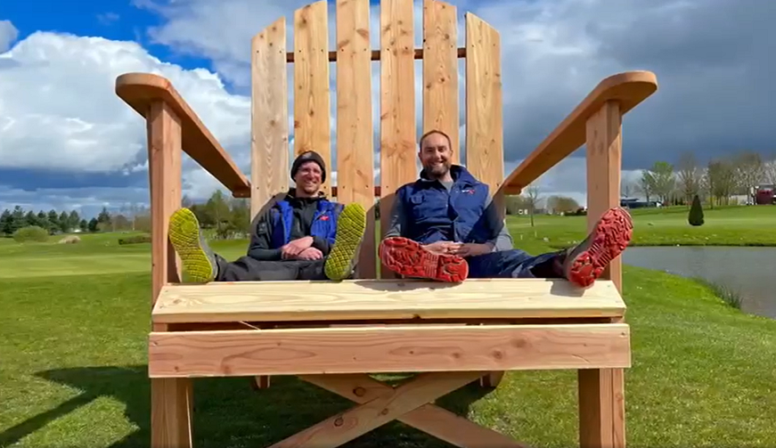 Une chaise en bois géante pour le golf de Cap Malo